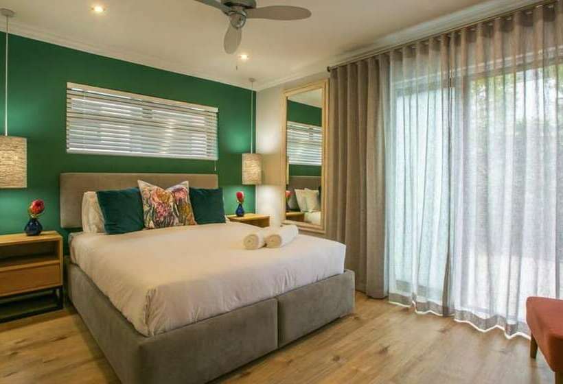 פנסיון Hout & About Guest House