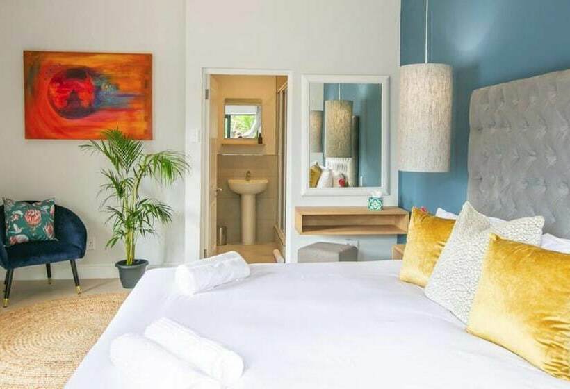 פנסיון Hout & About Guest House