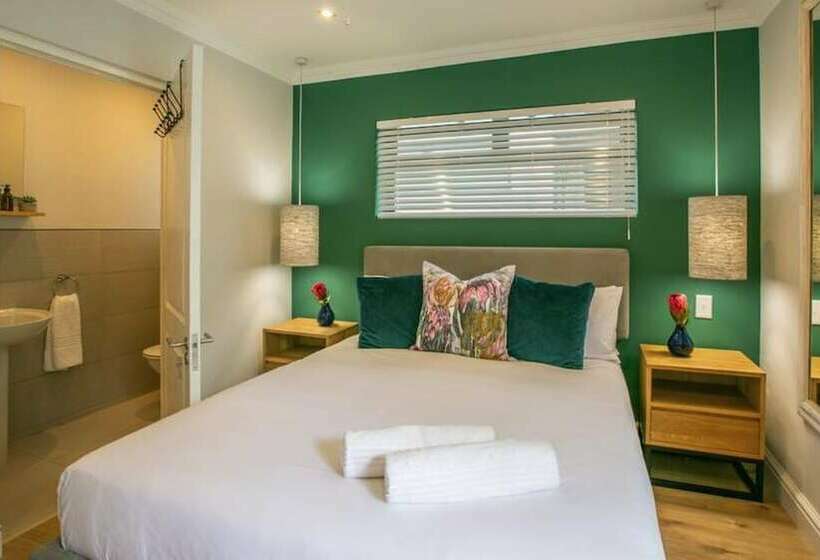 פנסיון Hout & About Guest House