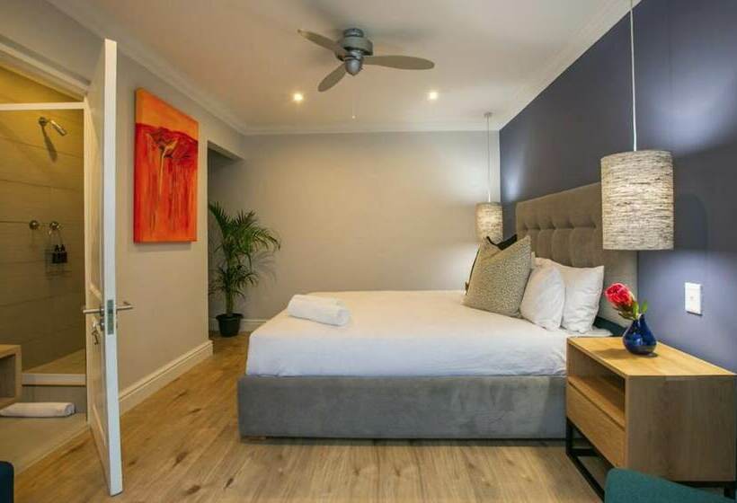 פנסיון Hout & About Guest House