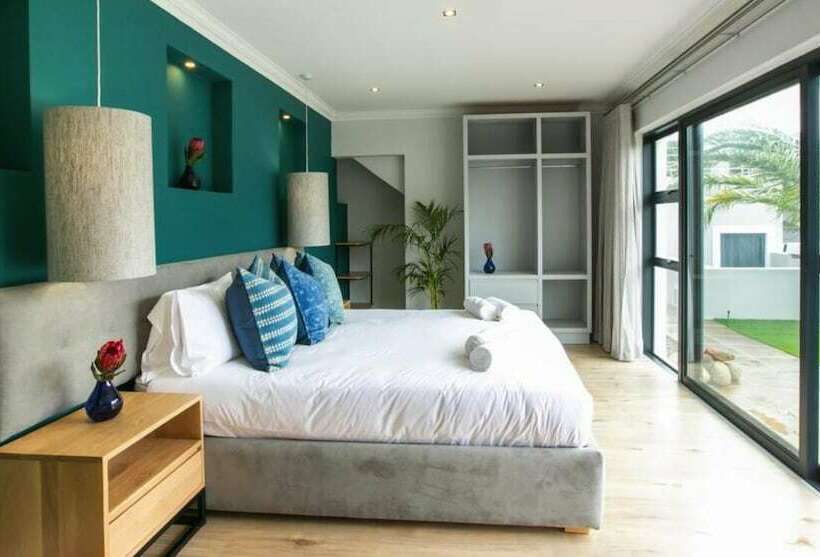 פנסיון Hout & About Guest House