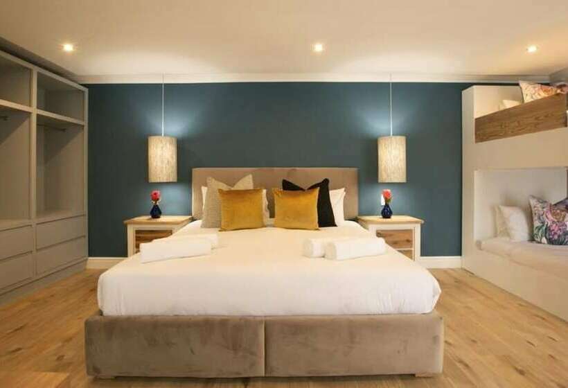 פנסיון Hout & About Guest House