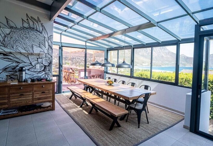 פנסיון Hout & About Guest House