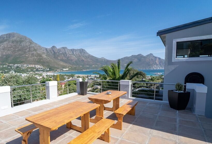 פנסיון Hout & About Guest House