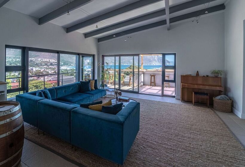 פנסיון Hout & About Guest House