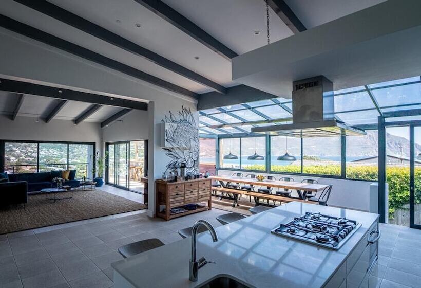 פנסיון Hout & About Guest House