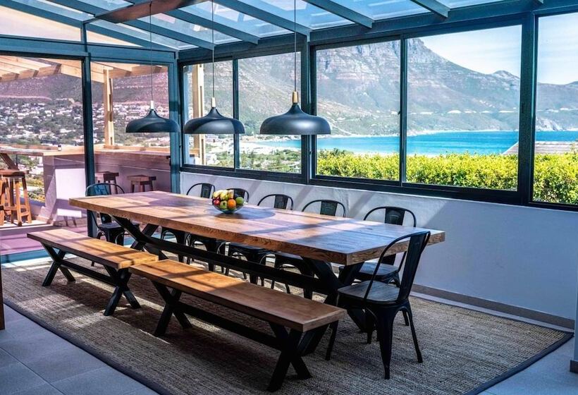 פנסיון Hout & About Guest House