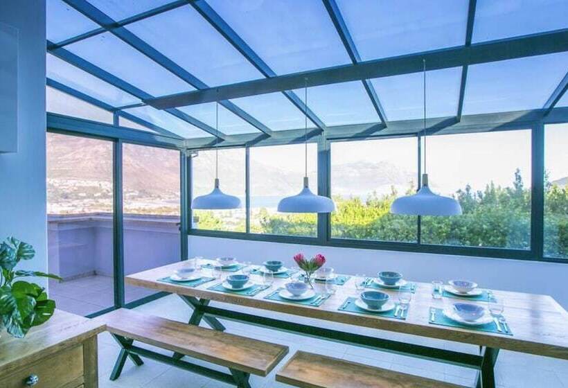 פנסיון Hout & About Guest House