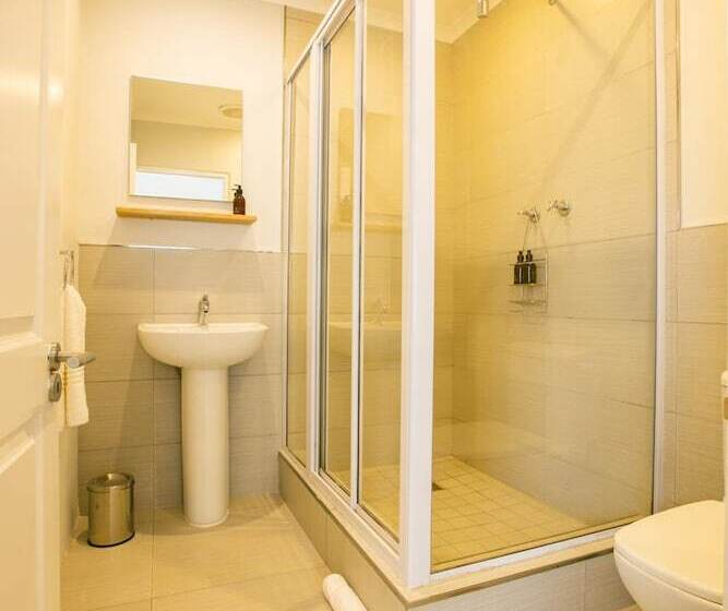 פנסיון Hout & About Guest House