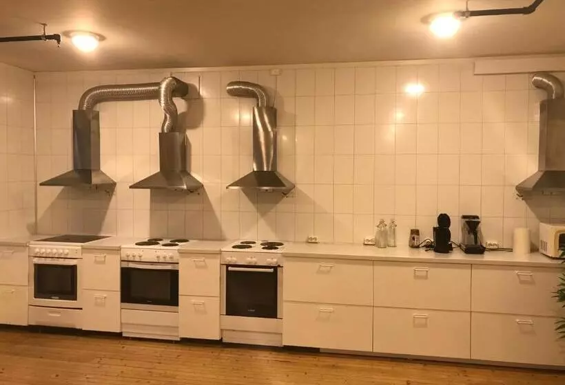 Retkeilymaja Leirvik Vandrehjem