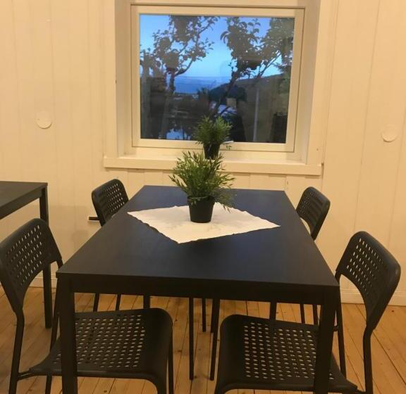 הוסטל Leirvik Vandrehjem