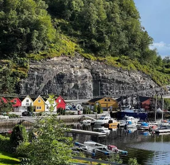 Retkeilymaja Leirvik Vandrehjem