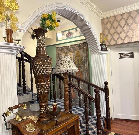 Hotel Heritage Rose Inn