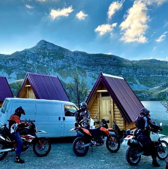 تختخواب و صبحانه Kapetanovo Jezero Bungalov