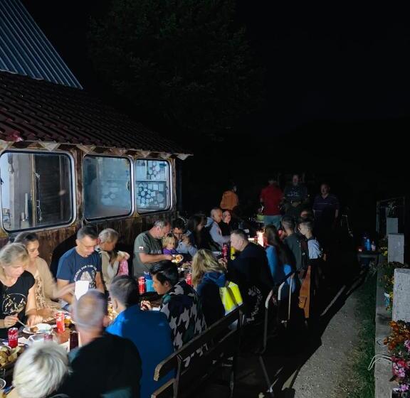 تختخواب و صبحانه Kapetanovo Jezero Bungalov