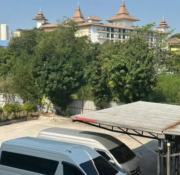 Hotelli Ekaluk Place Inn