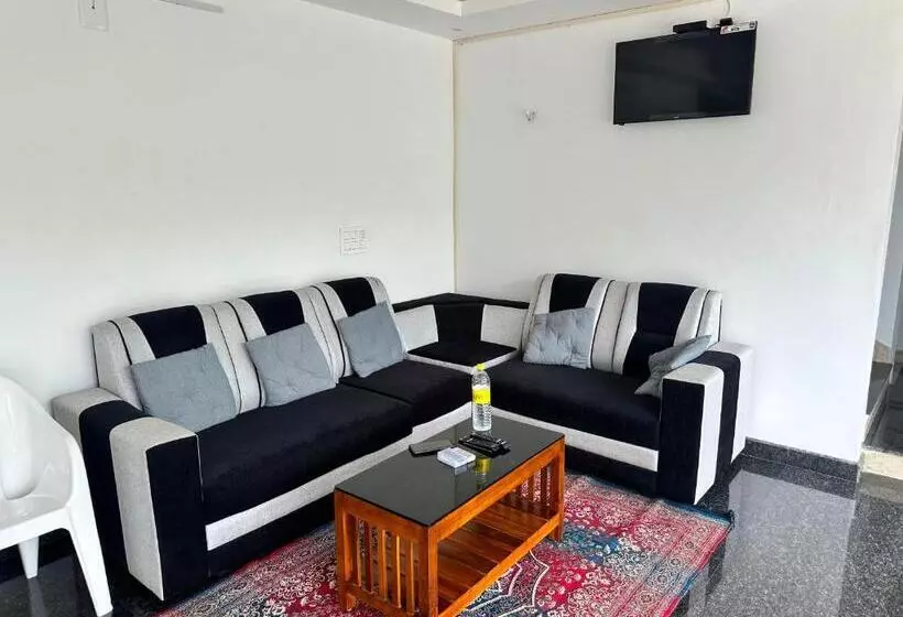 Hotelli Oyo Flagship H Square Homestays