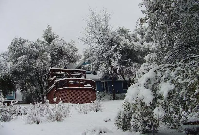 تختخواب و صبحانه Apple Blossom Inn