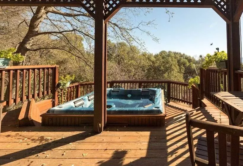 تختخواب و صبحانه Apple Blossom Inn