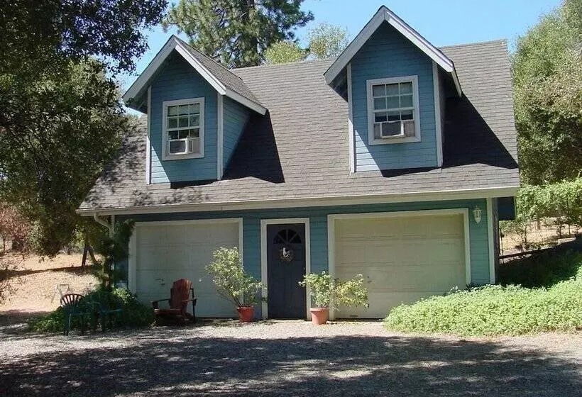 تختخواب و صبحانه Apple Blossom Inn