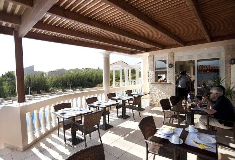 هتل Caretta Beach