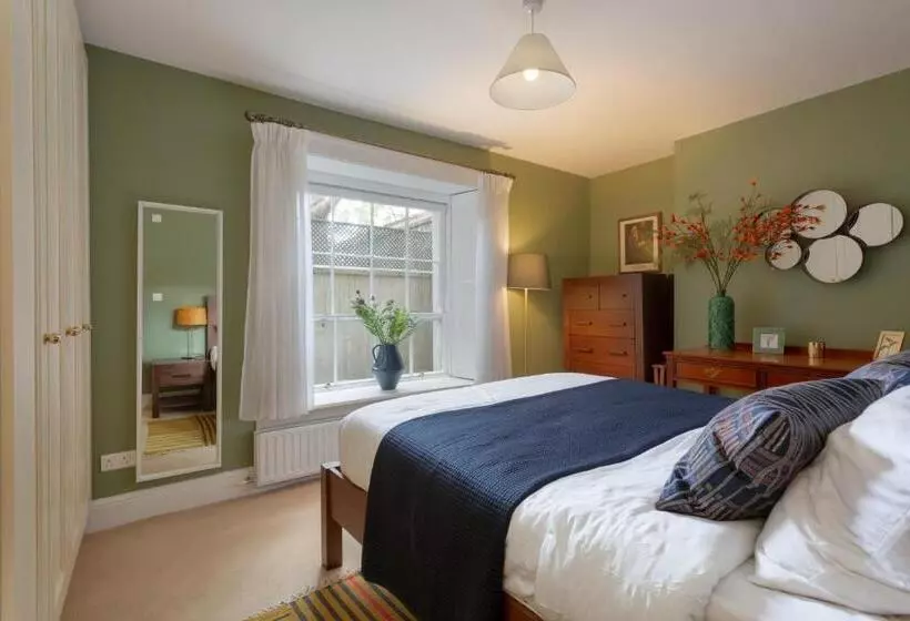 تختخواب و صبحانه Spectacular 2 Bedroom Apartment With Sunny Garden & Terrace