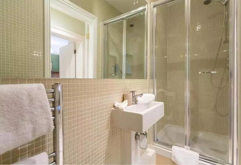 تختخواب و صبحانه Spectacular 2 Bedroom Apartment With Sunny Garden & Terrace