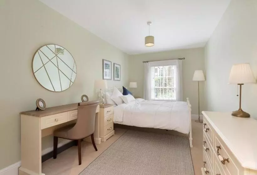 تختخواب و صبحانه Spectacular 2 Bedroom Apartment With Sunny Garden & Terrace