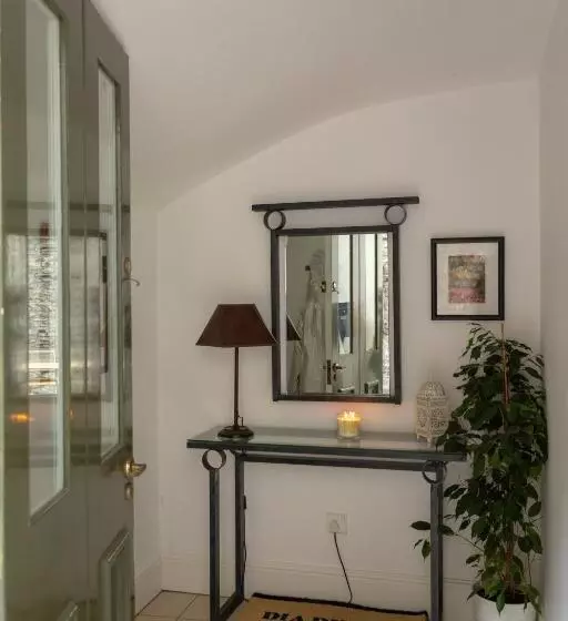 تختخواب و صبحانه Spectacular 2 Bedroom Apartment With Sunny Garden & Terrace