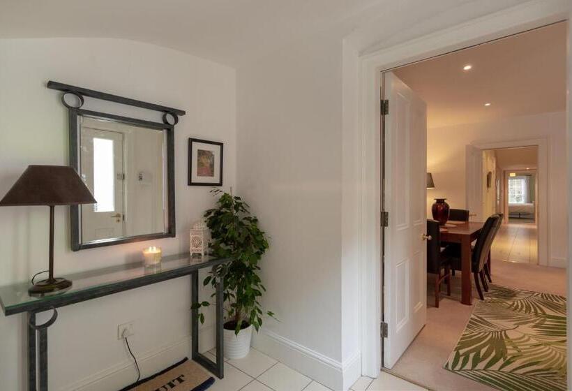 민박 Spectacular 2 Bedroom Apartment With Sunny Garden & Terrace