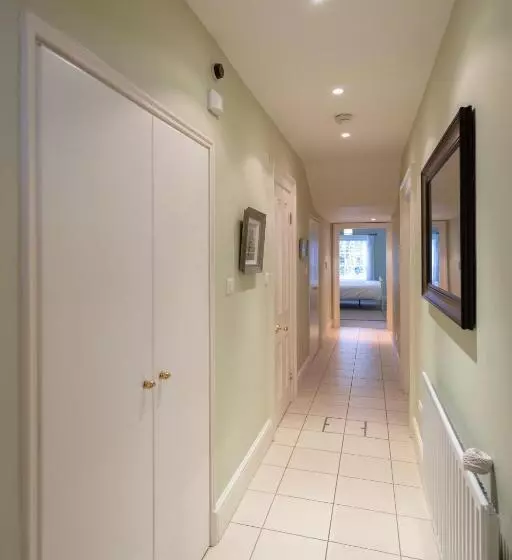 تختخواب و صبحانه Spectacular 2 Bedroom Apartment With Sunny Garden & Terrace