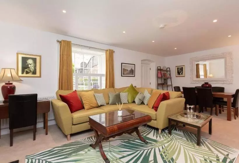 تختخواب و صبحانه Spectacular 2 Bedroom Apartment With Sunny Garden & Terrace