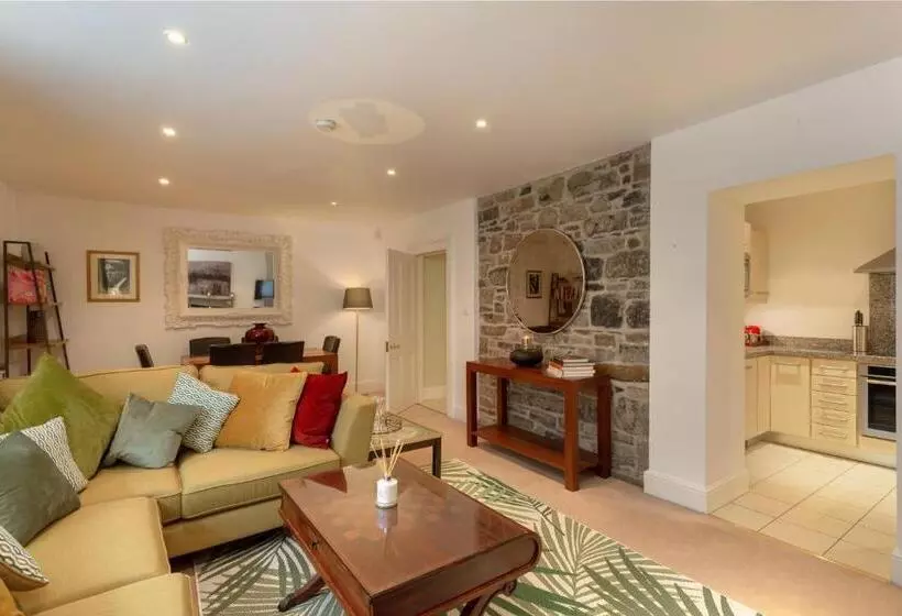 تختخواب و صبحانه Spectacular 2 Bedroom Apartment With Sunny Garden & Terrace