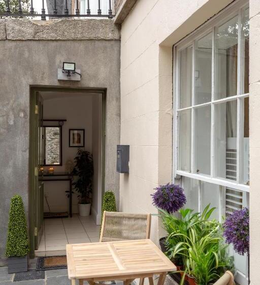 민박 Spectacular 2 Bedroom Apartment With Sunny Garden & Terrace