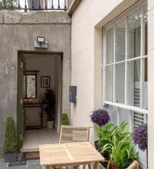 تختخواب و صبحانه Spectacular 2 Bedroom Apartment With Sunny Garden & Terrace