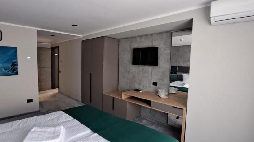 هتل Plutitor Lebăda