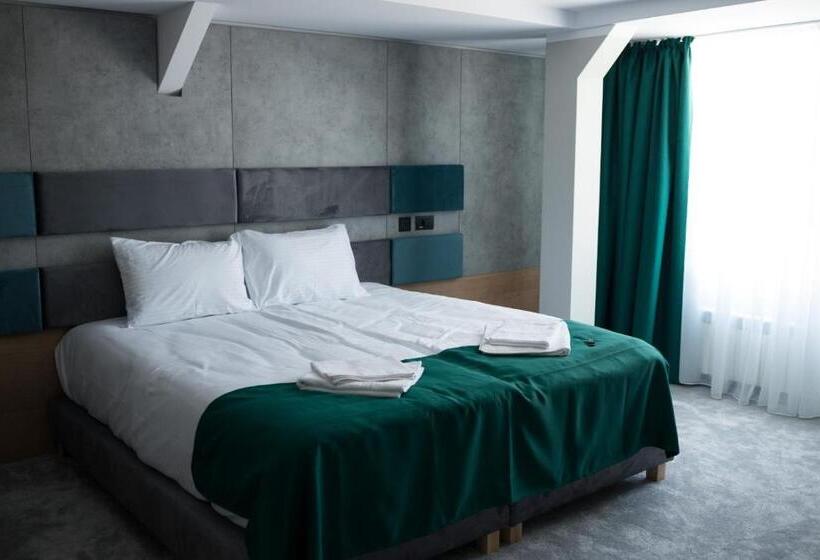 هتل Plutitor Lebăda