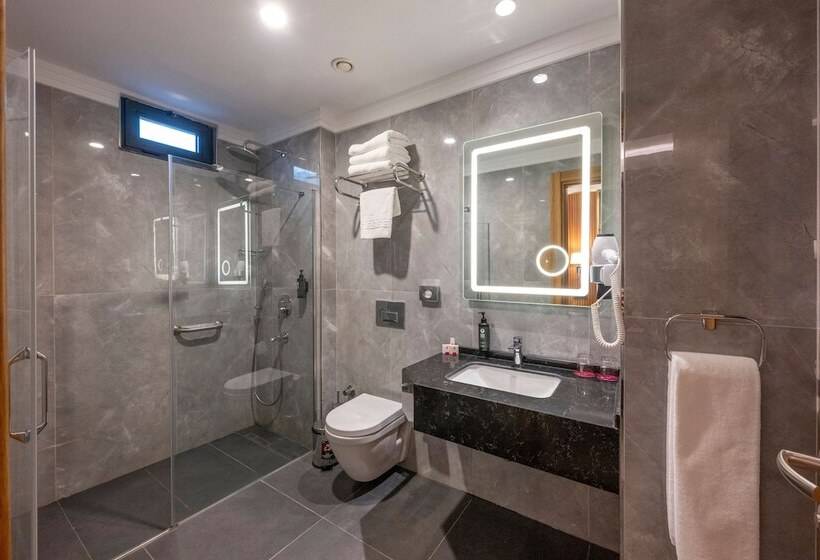 فندق Ramada Encore By Wyndham Istanbul Sisli