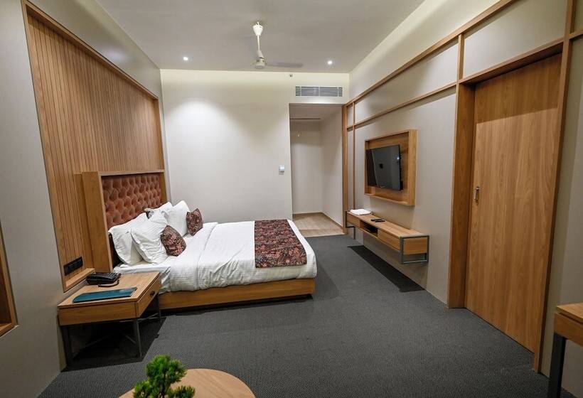 هتل Kings Kraft The Park Executive