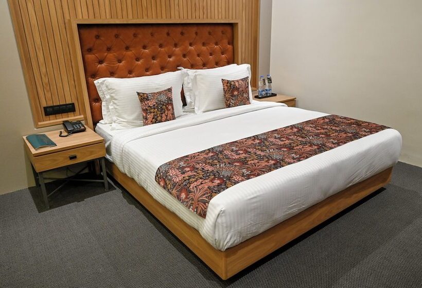 هتل Kings Kraft The Park Executive