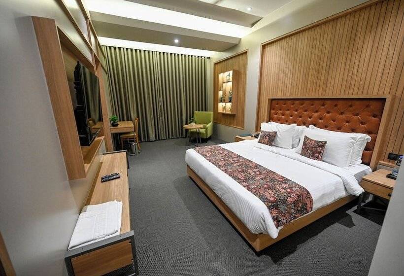 هتل Kings Kraft The Park Executive