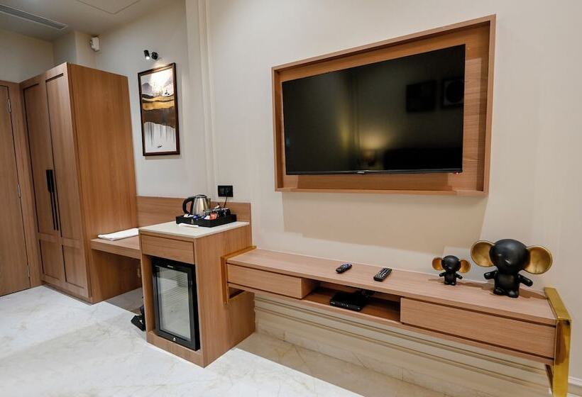 هتل Kings Kraft The Park Executive