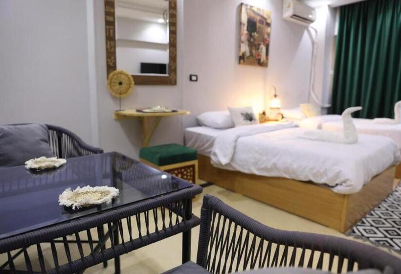 King Tout Hotel Pyramids View