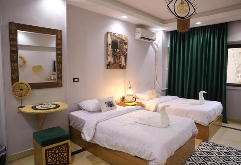 King Tout Hotel Pyramids View