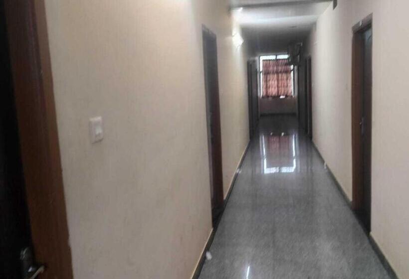 Отель Oyo Viraj The Village Bar And Restaurant Boarding & Lodging