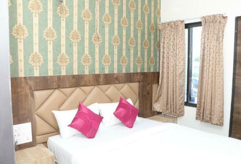 호텔 Ramji Family Garden Lodging Restaurant