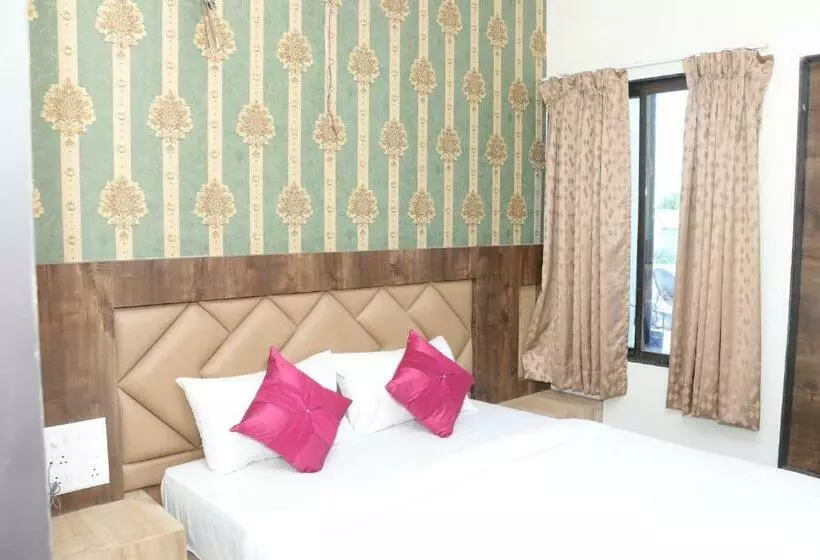 ホテル Ramji Family Garden Lodging Restaurant