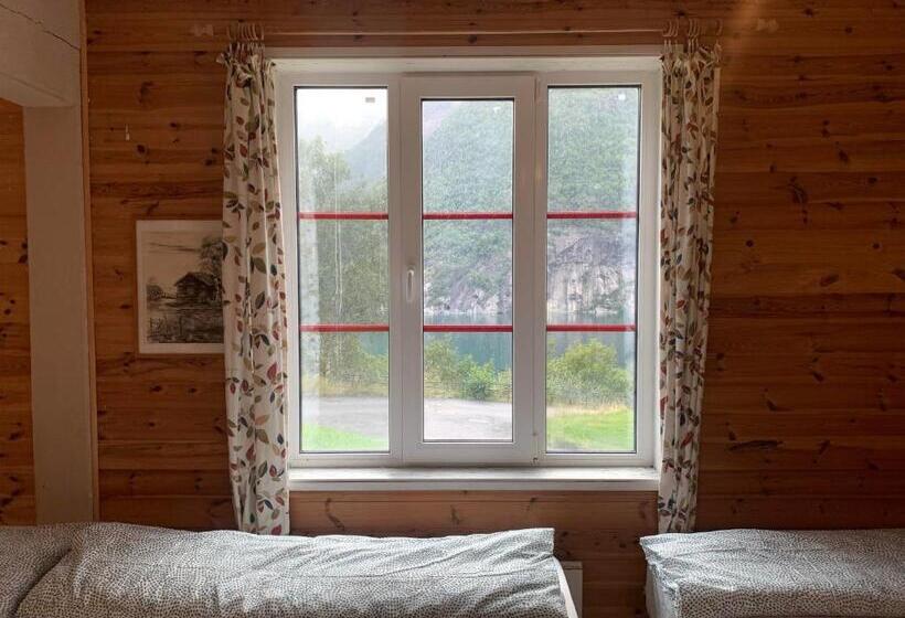 ユースホステル Fjordshelter Dorm