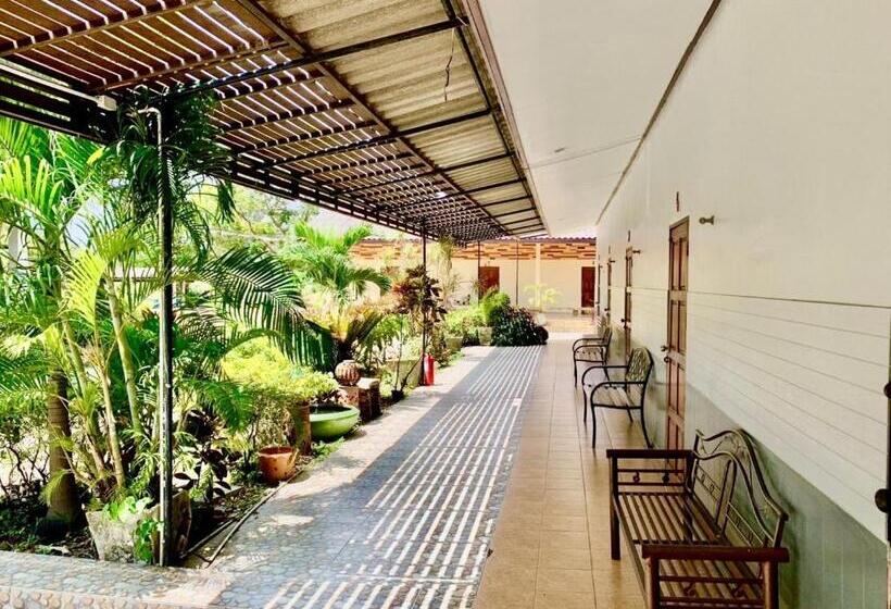 בית מלון כפרי Baan Kenpoo Resort