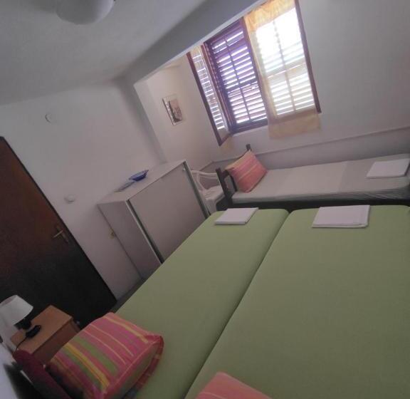 پانسیون Apartmani Gina